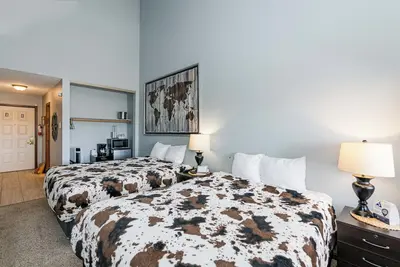Image de 645 Silvercreek Inn Room Ideal lodge room 2 queens, private balcony with views
