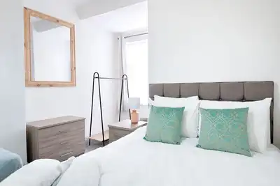 Image de 4-Bed Swansea Home with Garden | Sleeps 11 | Ideal for Groups