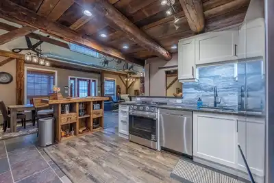 Image de This charming spacious post-and-beam gateway approx. 5 mins from Pt Dover beach.