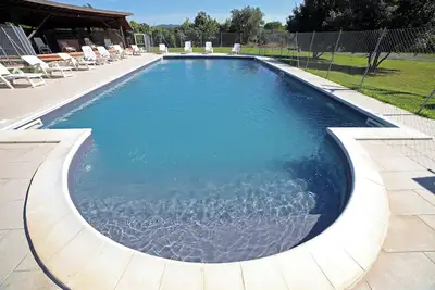 Image de Spacious 8 pers. family apartment with pool near the sea.