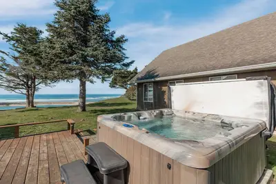 Image de Beautiful Bluff Home with Ocean and bay Views, Dog Friendly, Hot Tub!