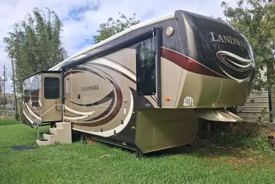 Image de Cozy camper in quaint small town