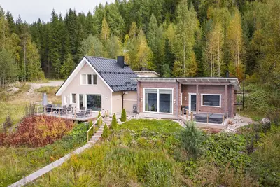 Image de Uusi mökki ulkoporealtaalla