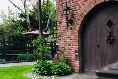 Image de Private dog-friendly 2br farmhouse apt in Shelburne Falls. Mid-century & chic.