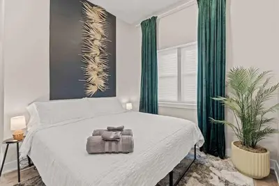 Image de Private | King Bed | Free Parking | High Ceilings