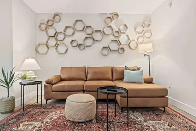 Image de Walk Score 91 | King Bed | Desk | Free Parking