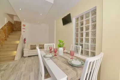 Image de Lazy Days House - Maison avec barbecue et terrasse.