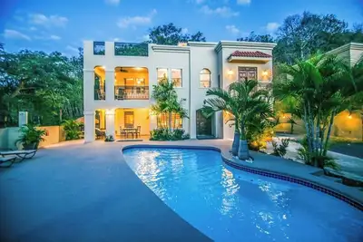 Image de Spacious 3br 3ba Home Private Pool Walk to Beach