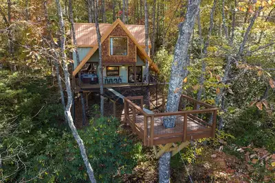 Image de Luxury Treehouse with Hot Tub and Mountain Views  Carpentree
