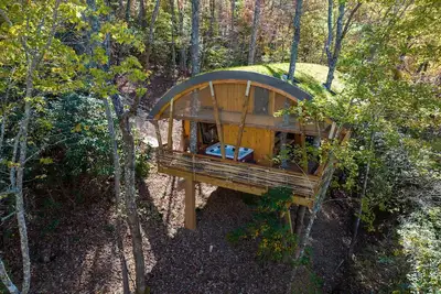 Image de Luxury Treehouse with Hot Tub and Mountain Views - The Marsu