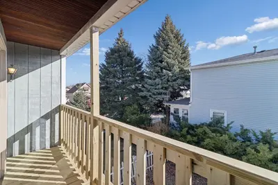 Image de Bright Top-Floor 2br with Private Yard  Near O’Hare