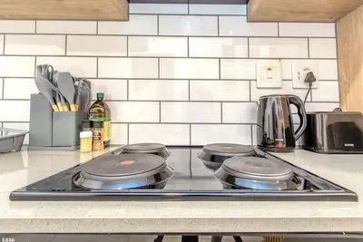 Chic 2br in Illovo: Work, Play, Unwind