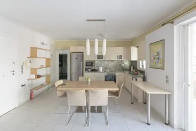 Image de Sunny safe Family 2 bedrms hole floor apt near center  200m busstop to Acropolis