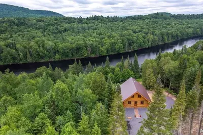 Image de Chalet bois rond aux paysages uniques avec spa!