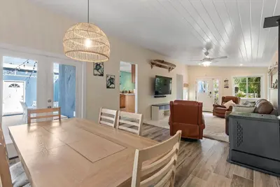 Image de Beautiful, Cozy, Relaxing, coastal home only 10 minute walk to the beach!