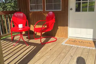 Image de Cozy Two Loft Tiny House Cabin near beautiful Roaring River with Ac