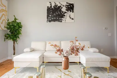 Image de Modern 3br Home • Balcony • Free Parking • Near Nyc