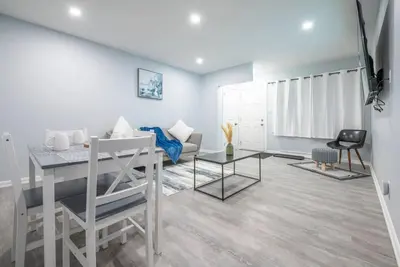 Image de 2br Vacation Rental Close to UofC, Sait, Hospital, Calgary Airport & Downtown | Sleeps 6 - 4408 – Up