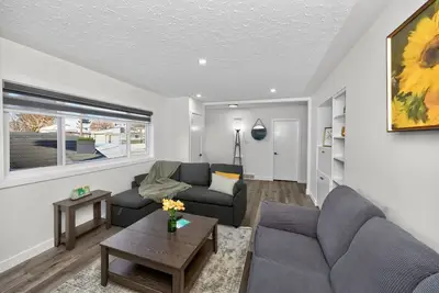 Image de Centrally Located 2br Home Near Downtown & Airport | Private Entry | Stampede Ready