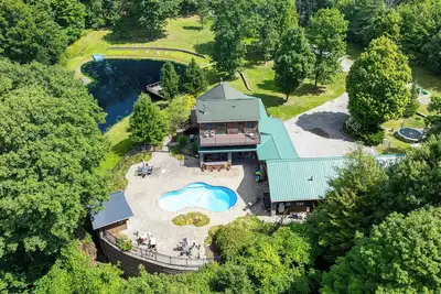 Image de Private Cabin Retreat-Heated Pool/Hot Tub/Tiki Bar