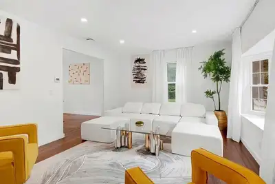 Image de 3br Home • Game Room • Pool Table • Free Parking • Gazebo • Near Nyc