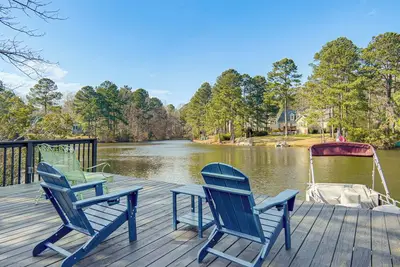 Image de Pedal Pontoon & Movie Room! Lakefront Family Home