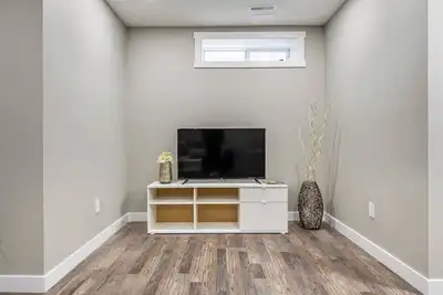 Image de Suite de 2 chambres au sous-sol récemment rénovée