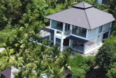 Sunsets, seaviews, coconuts, walk to Salad Beach