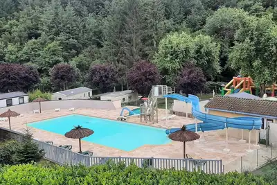 Image de mobil home dans un camping familiale bord de rivière, de sentiers de randonnées