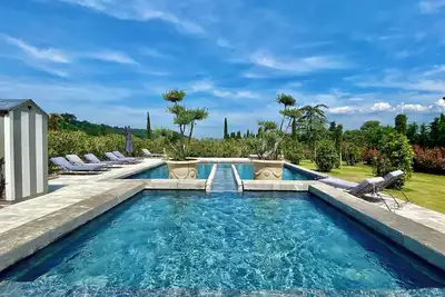 Image de La Petite Bastide blanche, proche village Ménerbes. Piscines chauffées, clim