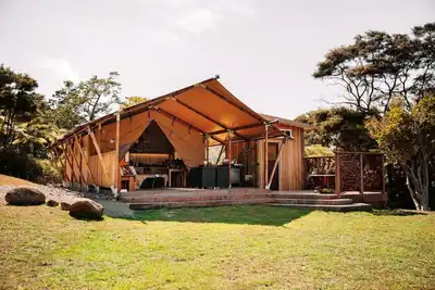 Image de Glamping in Waitakere in this Luxury Safari Tent Rental, for the Best Vacations in New Zealand
