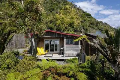 Image de Romantic Cottage Rental with Tasman Sea Views on South Island, New Zealand