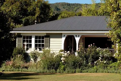 Image de Family-Friendly Cottage Rental on the Shore of Lake Okareka, North Island