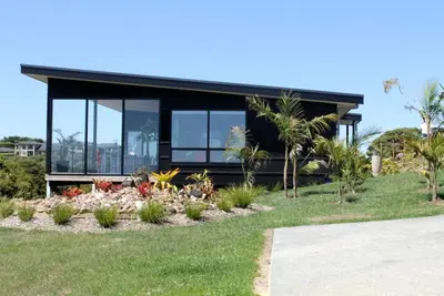 Image de Two-Bedroom Luxury Vacation Rental with Vineyard Views near Auckland, New Zealand