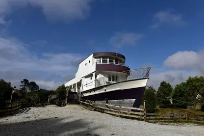 Image de Unique Accommodation on a Ship in Waitomo Valley near Hamilton on New Zealand's North Island