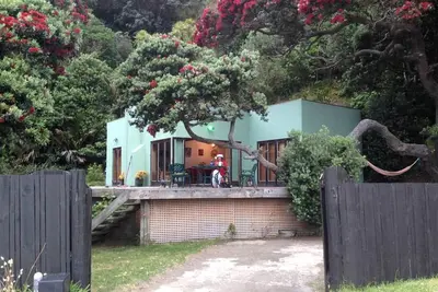 Image de Beachfront Cottage Rental with Picturesque Ocean Views in Piha, North Island