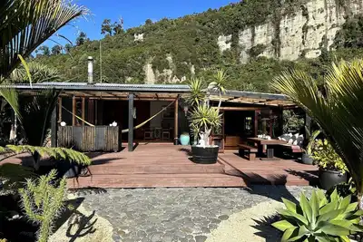 Image de Tranquil Glamping Oasis: Luxurious Cabin on the Coast in Karamea, New Zealand