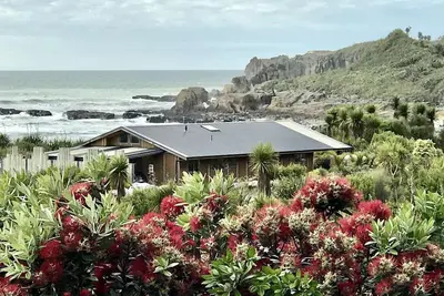 Image de Spacious and Modern Beachfront Glamping Rental in Punakaiki, New Zealand
