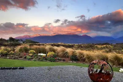Image de Sunny Cottage Rental Perfect for a Romantic Getaway in Te Anau, South Island