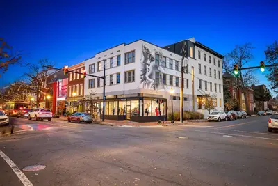 Image de A rare find: sun-drenched 2br corner suite in an 1860 furniture factory turned Art Deco landmark. Bold art, King Street views, boutique-hotel design. Chef's kitchen, in-unit laundry. Steps to Old Town's waterfront. Dogs welcome.
