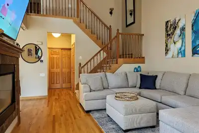 Image de Phenomenal 3-bedroom Townhome with High End Upgrades