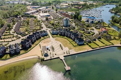 Image de Captain's deck app in the Müritz harbor village for 6 guests with sauna, stove and 4 terraces
