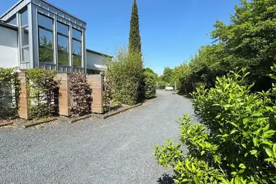 Image de Exclusive architect-designed house: pool & private driveway