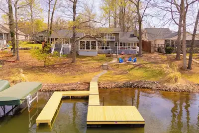 Image de Perfect 4-bedroom house in tranquil Lake Bowen waterfront