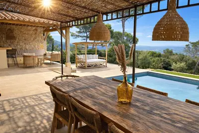 Image de Villa provençale haut de gamme avec vue panoramique, piscine et bar extérieur