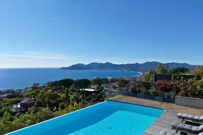 Image de Villa vue mer panoramique – Piscine à débordement - 10 voyageurs