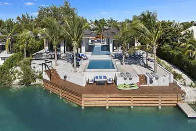 Image de Aqua Solis Villa - Brand-new Canalfront with Pickleball