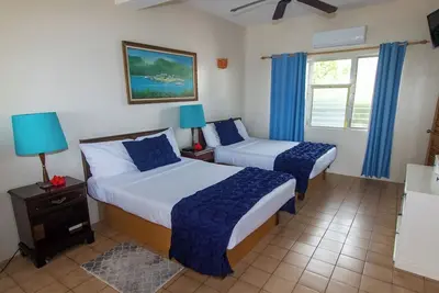 Image de Come stay at the Beachfront Room for beautiful views!