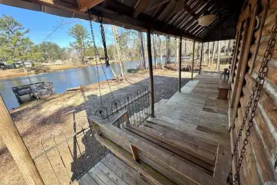 Image de 1880 Lake front Log Cabin with Game room and Boat!
