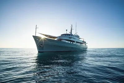 Image de Relax on a stunning classic motor yacht in a soothing waterfront setting